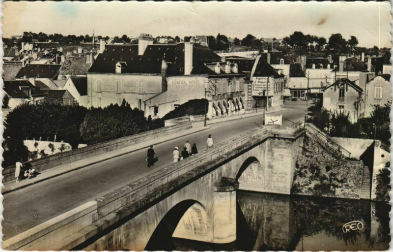 Carte postale ancienne Argenton-Sur-Creuse Le Pont Neuf et vue sur la Place France à Argenton-sur-Creuse