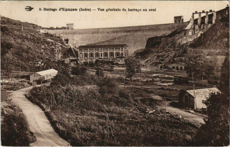 Carte postale ancienne Barrage d'Eguzon Vue generale du barrage en aval France