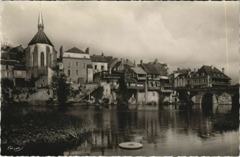 Carte postale ancienne Argenton s Creuse Eglise Saint-Benoit et vieilles Galeries France