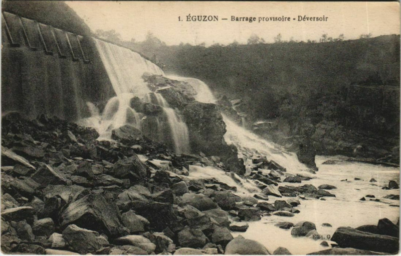 Carte postale ancienne Eguzon Barrage provisoire-Deversoir France