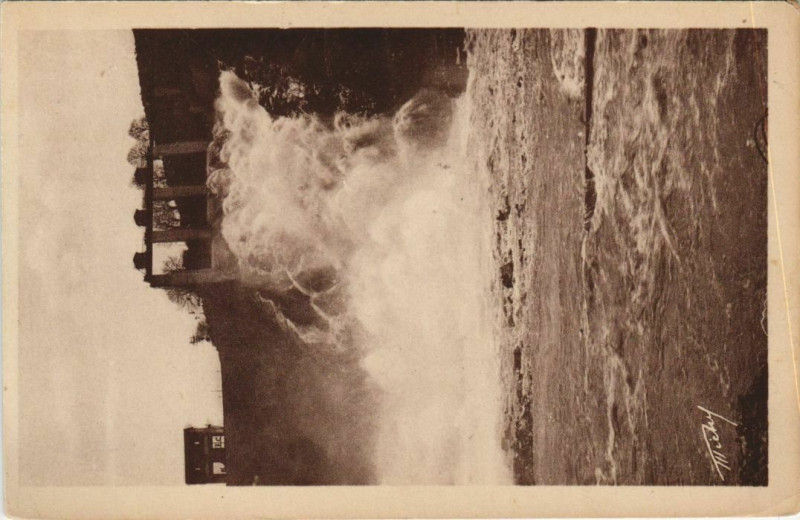 Carte postale ancienne La Cascade du Barrage d'Eguzon France