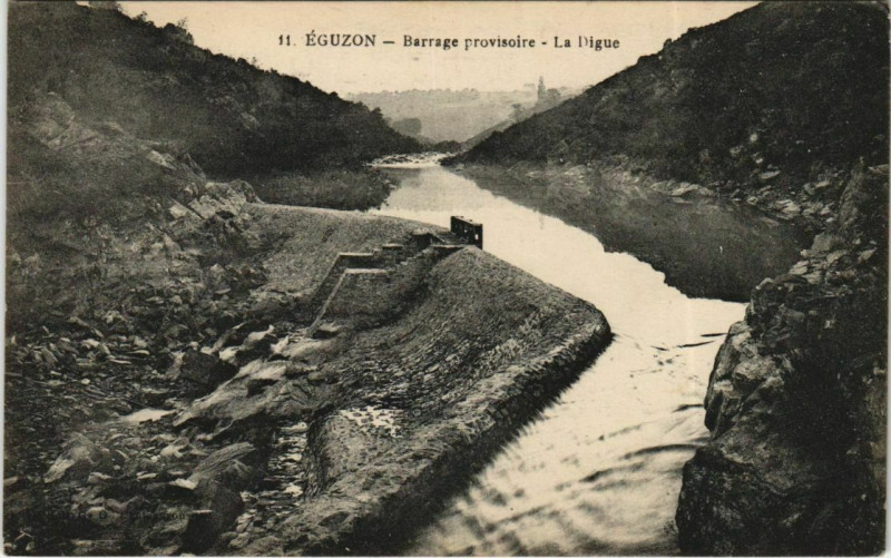 Carte postale ancienne Eguzon Barrage provisoire La Digue France