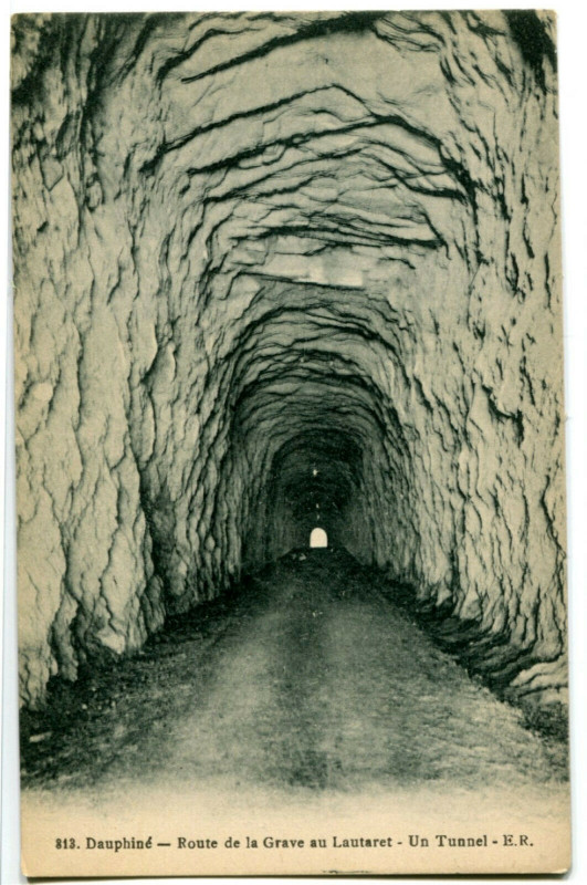 Carte postale ancienne Hautes-Alpes Route de la Grave au Lautaret un Tunnel à La Grave