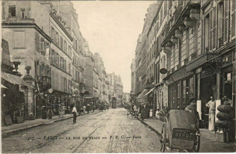 Carte postale ancienne La Rue de Passy à Paris 16e