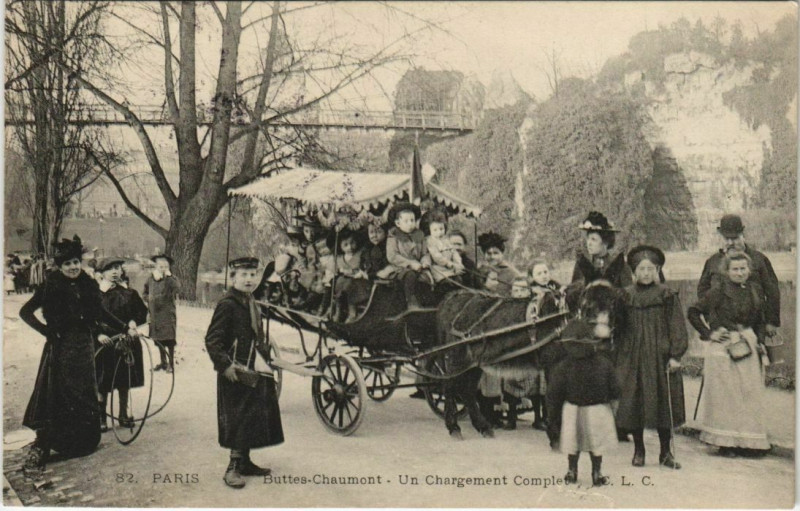 Carte postale ancienne Buttes-Chaumont - Un Chargement Complet à Paris 19e