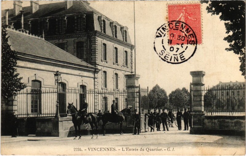 Carte postale ancienne Vincennes L'Entree du Quartier France à Vincennes