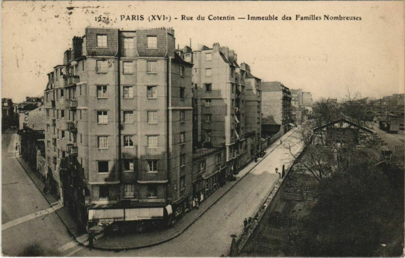 Carte postale ancienne Rue du Cotentin - Immeuble des Familles Nombreuses à Paris 15e