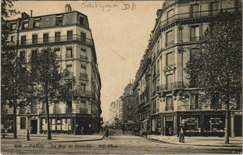 Carte postale ancienne Rue de Grenelle à Paris 7e