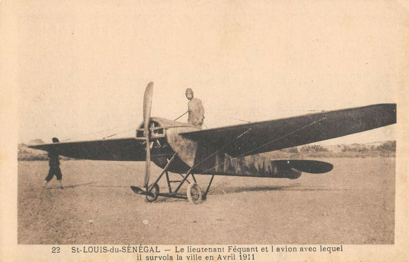 Carte postale ancienne Aviateur Saint-Louis Senegal Le Lieutenant Fequant Et L'Avion Survola Le Ville