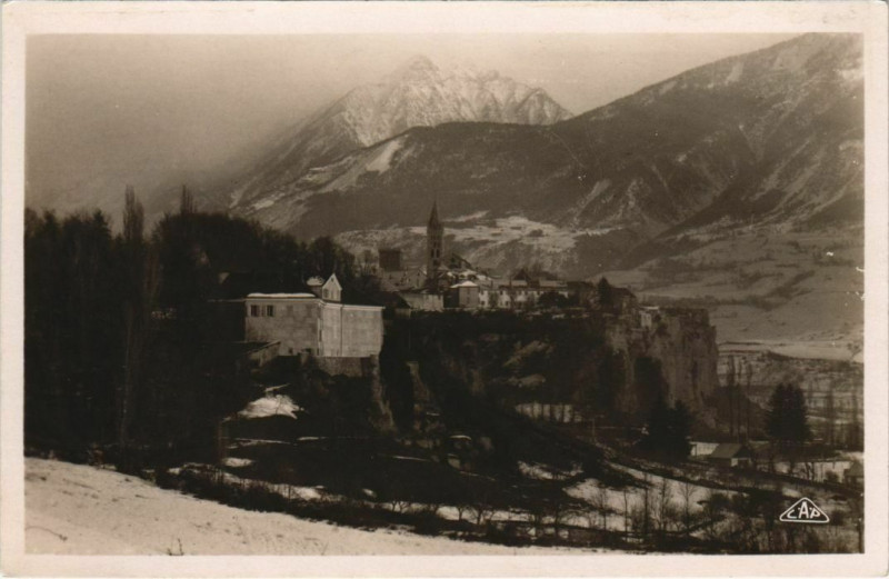 Carte postale ancienne Embrun La ville sur son Roc France à Embrun