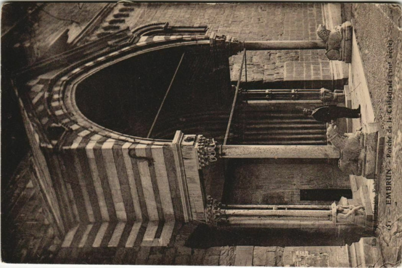 Carte postale ancienne Embrun Porche de la Cathedrale France à Embrun