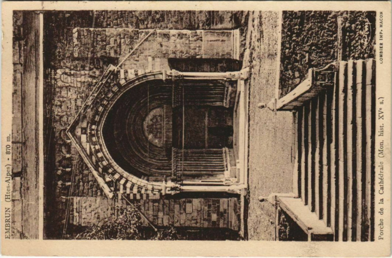 Carte postale ancienne Embrun Porche de la Cathedrale France à Embrun