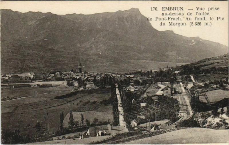 Carte postale ancienne Embrun Vue prise au dessus de l'allee de Pont-Frach France à Embrun