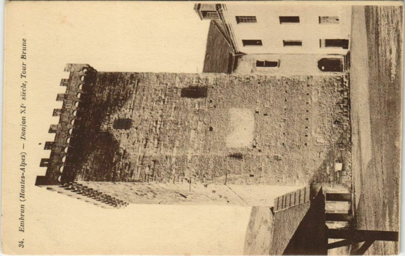 Carte postale ancienne Embrun Donjon Xie siecle, Tour Brune France à Embrun