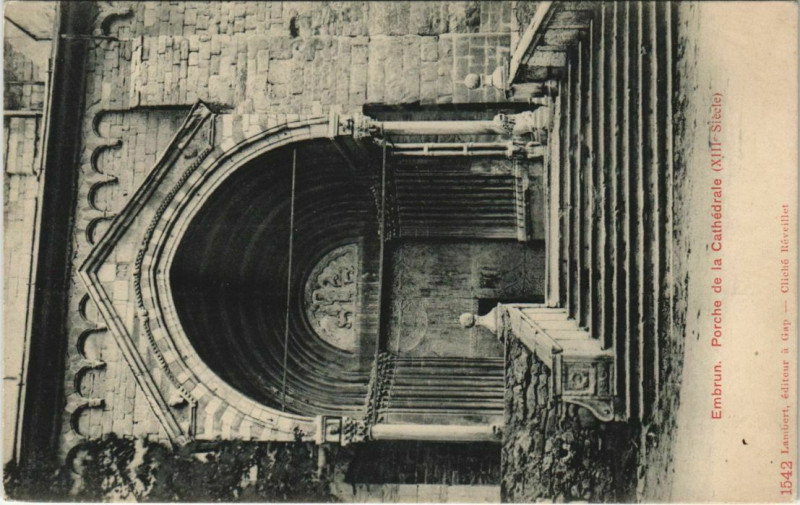 Carte postale ancienne Embrun Porche de la Cathedrale France à Embrun