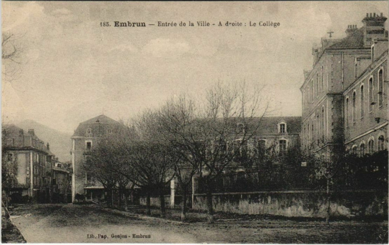 Carte postale ancienne Embrun Entree de la Ville France à Embrun