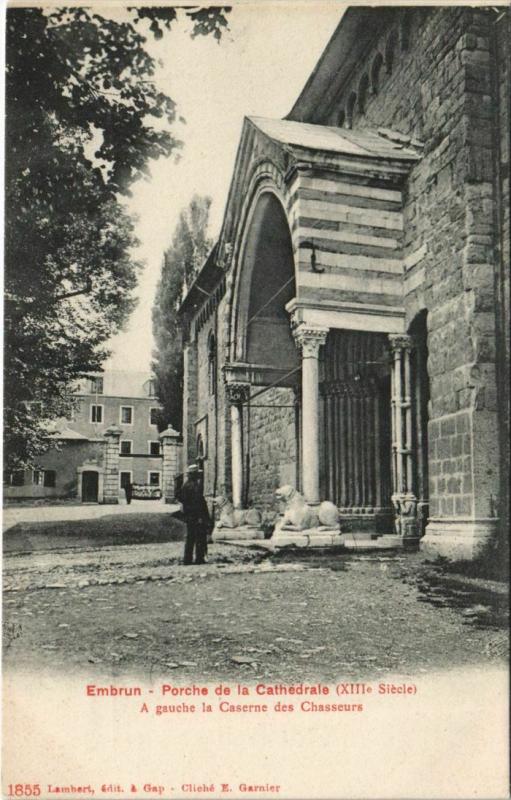 Carte postale ancienne Embrun Gauche la Caserne des Chasseurs France à Embrun