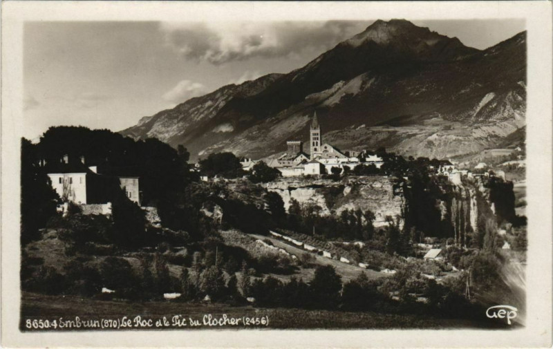 Carte postale ancienne Embrun Le Roc et le Pic du Clocher France à Embrun