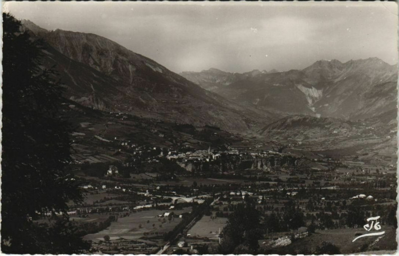 Carte postale ancienne Embrun Vue panoramique s la vallee de la Durance France à Embrun