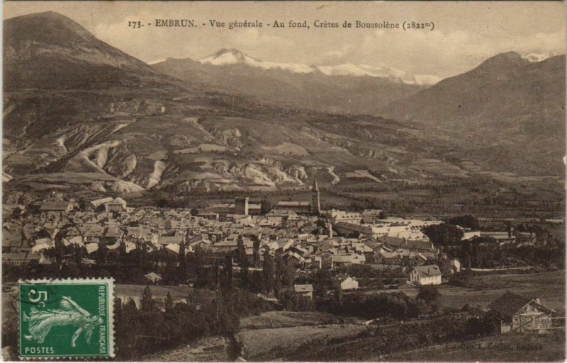 Carte postale ancienne Embrun Vue Generale, au fond France à Embrun