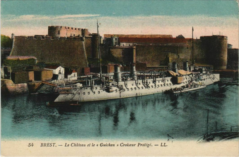 Carte postale ancienne Brest - Le Chateau et le Guichen Croiseur Protege Ships