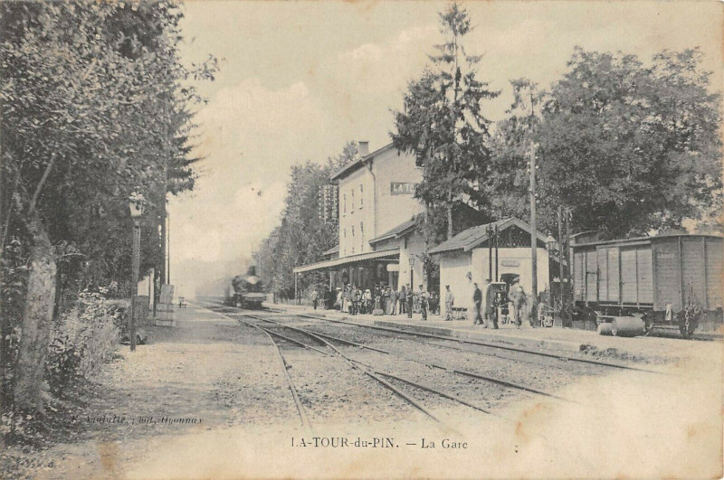 Carte postale ancienne La Tour Du Pin La Gare à La Tour-du-Pin