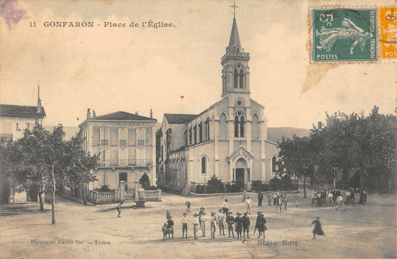 Carte postale ancienne Gonfaron Place De L'Eglise (cliché pas courant à Gonfaron