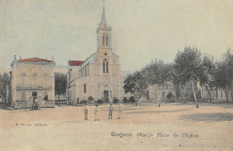 Carte postale ancienne Gonfaron Place De L'Eglise à Gonfaron