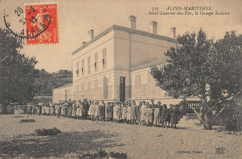 Carte postale ancienne Saint Laurent Du Var Le Groupe Scolaire à Saint-Laurent-du-Var