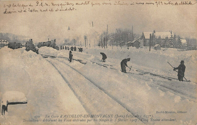 Carte postale ancienne En Gare D'Andelot Enmontagne Travailleurs Deblayant Les Voies Obstruees