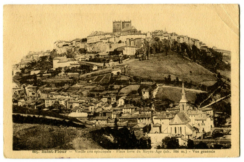 Carte postale ancienne Cantal Saint-Flour Vieille Citée Episcopale Place Forte du Moyen-Age à Saint-Flour