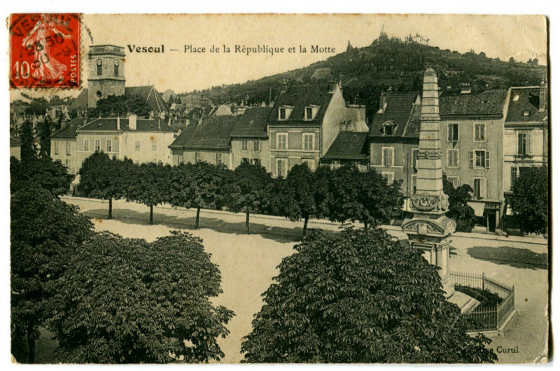 Carte postale ancienne Haute-Saône Vesoul Place de la République et la Motte à Vesoul
