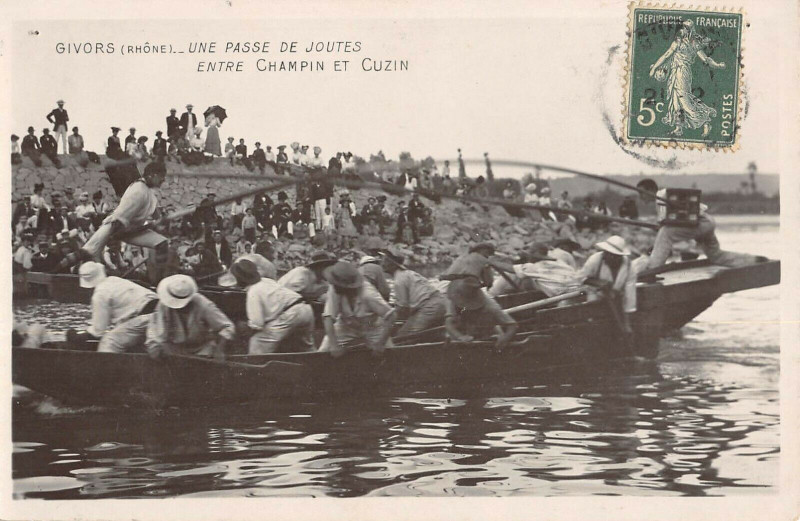 Carte postale ancienne Givors Une Passe De Joutes Entre Champion Et Cuzin à Givors