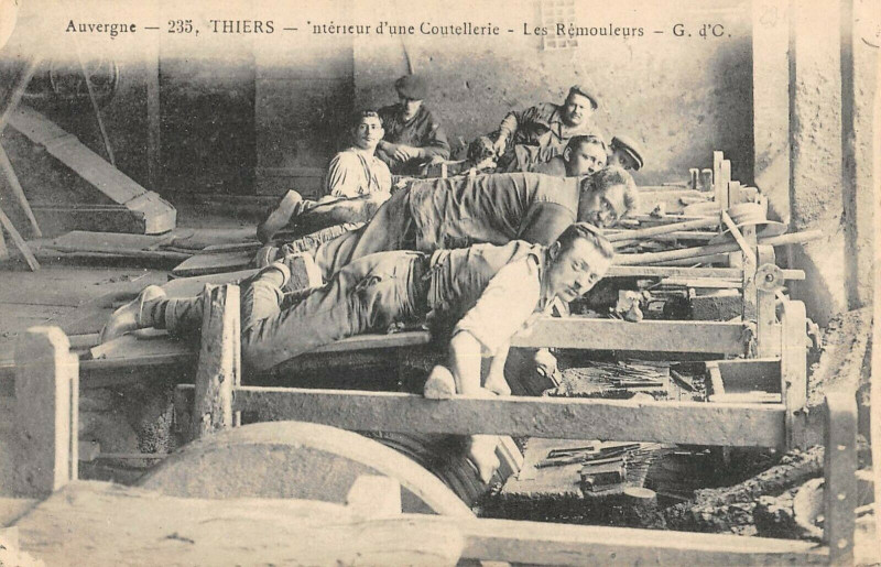 Carte postale ancienne Thiers Interieur D'Une Coutellerie Les Remouleurs à Thiers