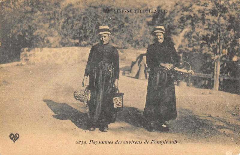 Carte postale ancienne Paysannes Des Environs De Pontgibaud à Pontgibaud
