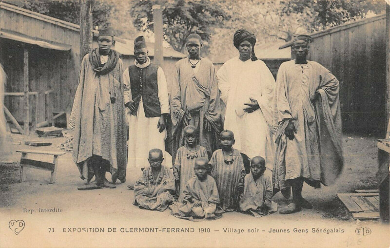 Carte postale ancienne Exposition De Clermont Ferrand Village Noir Jeunes Gens Senegalais à Clermont-Ferrand