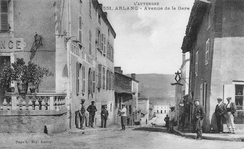 Carte postale ancienne Arlanc Avenue De La Gare à Arlanc