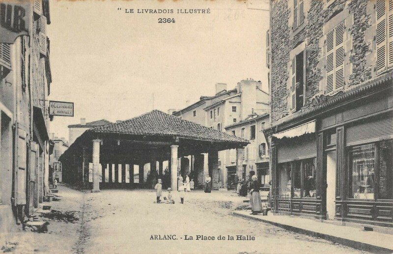 Carte postale ancienne Arlanc La Place De La Halle à Arlanc