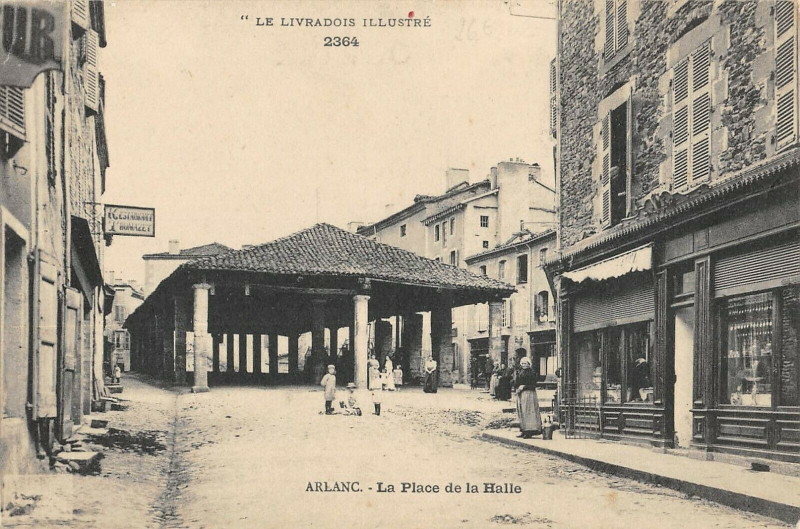 Carte postale ancienne Arlanc La Place De La Halle à Arlanc