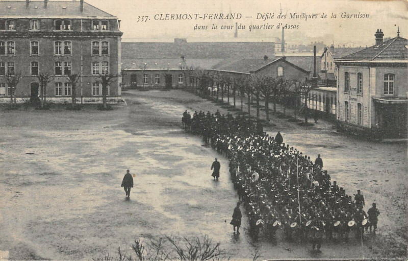 Carte postale ancienne Clermont Ferrand Defile Des Musiques De La Garnison Dans La Cour Du Quart à Clermont-Ferrand