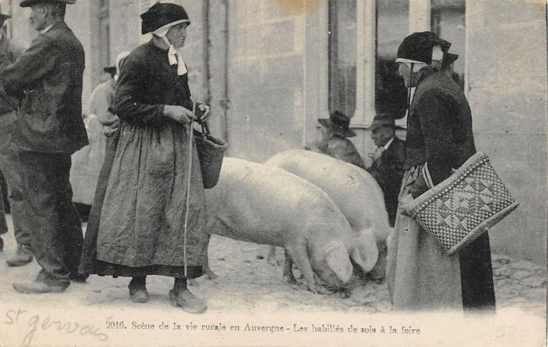 Carte postale ancienne Scene De La Vie Rurale Enauvergne Les Habilles De Soie A La Foire