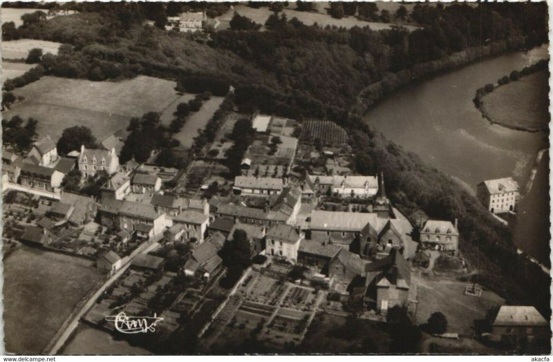 Carte postale ancienne La Jaille-Yvon Vue Aerienne à La Jaille-Yvon