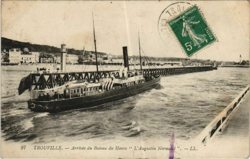 Carte postale ancienne Trouville Arrivee du Bateau du Havre L'Augustin-Normand Ships