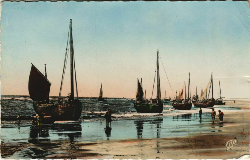 Carte postale ancienne Berck-Plage - Boats on the Shore - Sur la Plage Ships