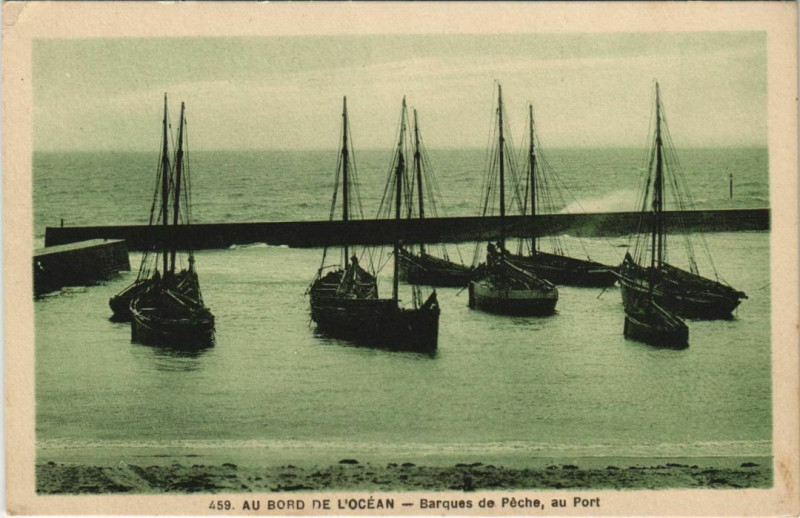 Carte postale ancienne Au Bord de l'Ocean - Barques de Peche - Au Port Ships