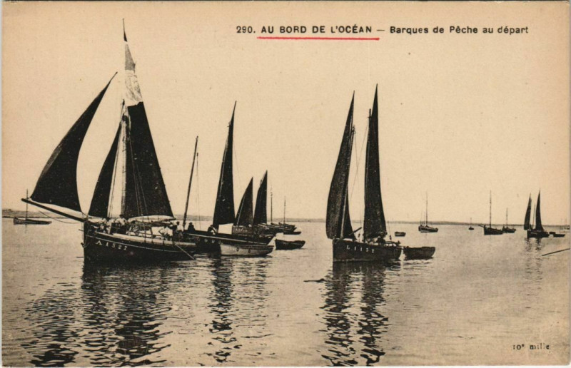Carte postale ancienne Au Bord de l'Ocean - Barques de Peche au Depart Ships