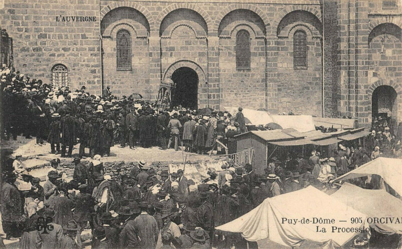 Carte postale ancienne Orcival Procession à Orcival