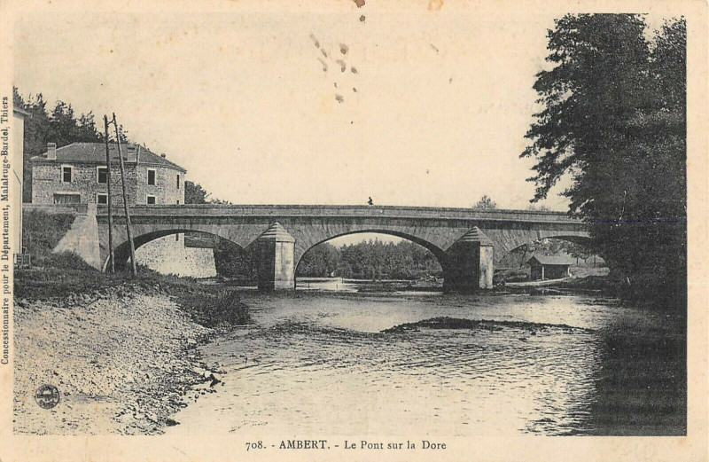 Carte postale ancienne Ambert Le Pont Sur La Dore à Ambert