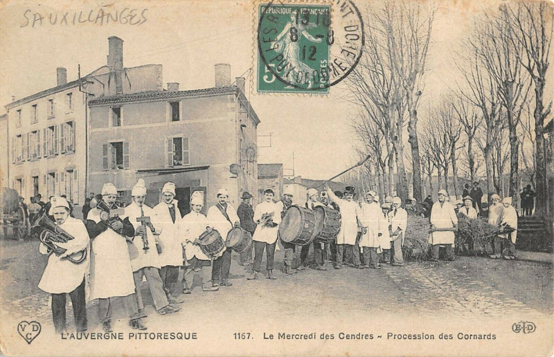 Carte postale ancienne Sauxillanges Le Mercredi Des Cendres Procession Des Cornards à Sauxillanges