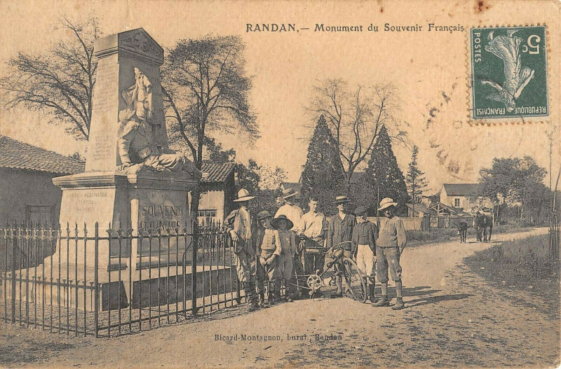 Carte postale ancienne Randan Monument Du Souvenir Francais à Randan